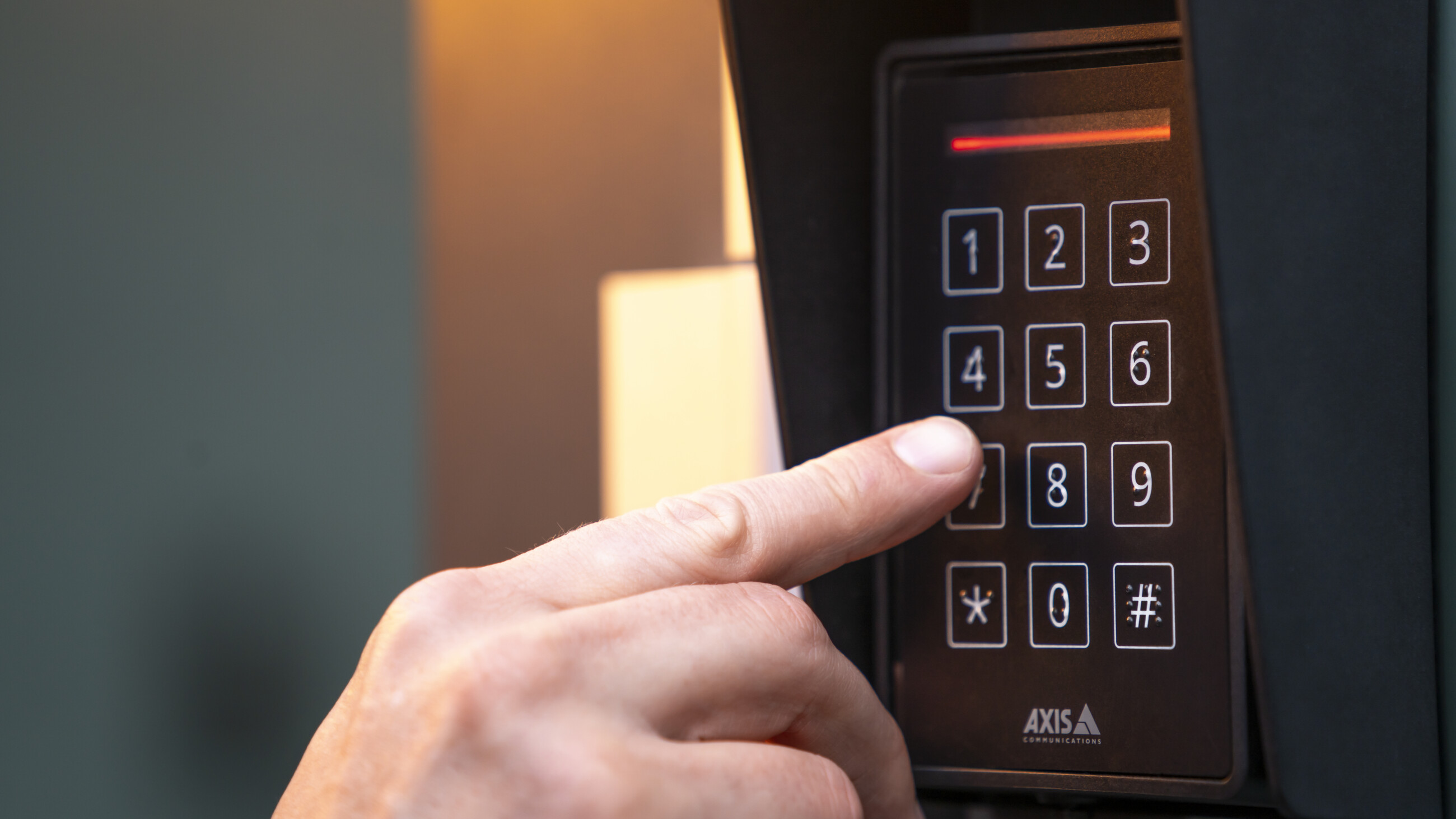 Secure RFID readers offer secure and seamless entry | Axis